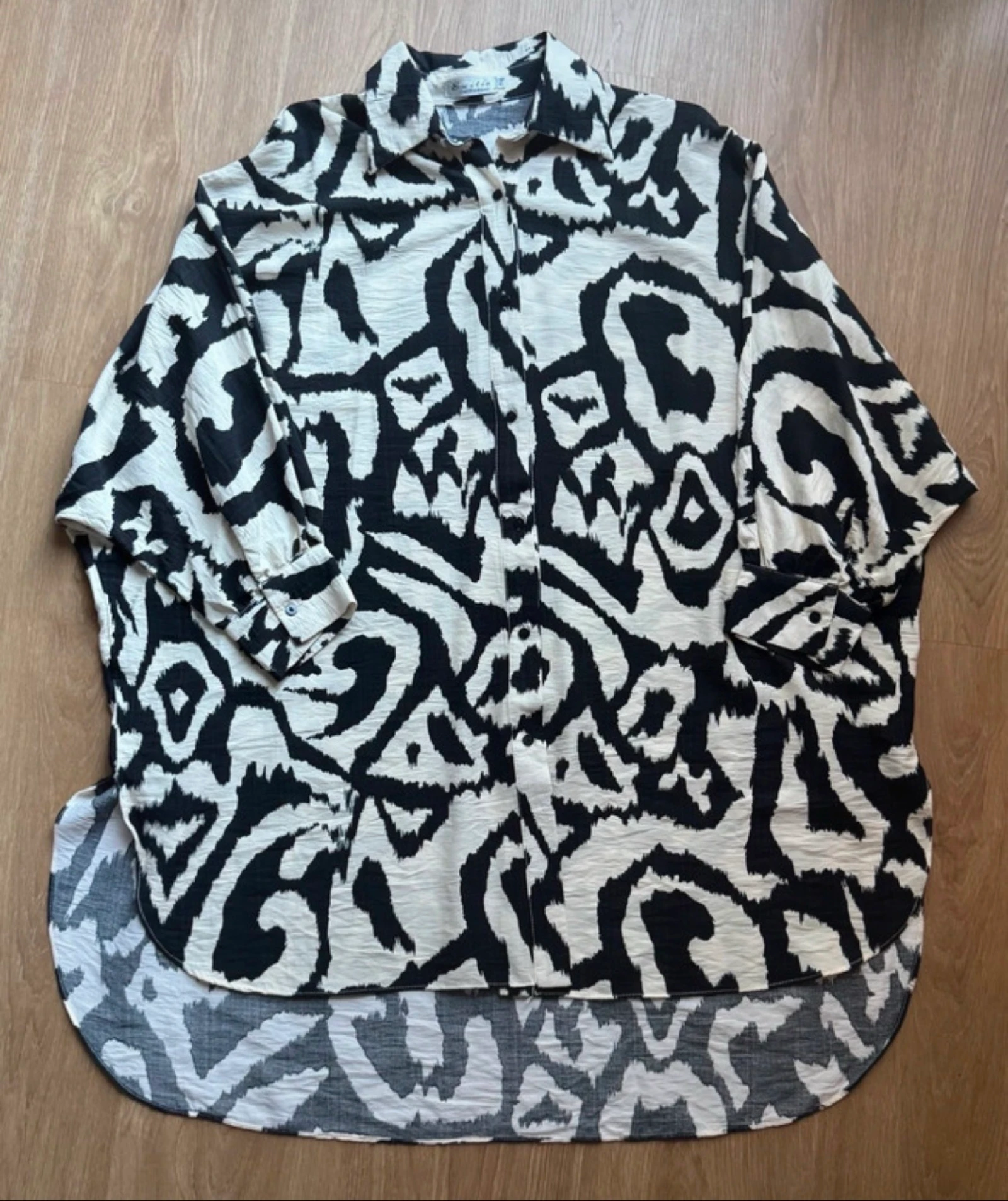 Camisa oversize estampada branco e preto – photo 3